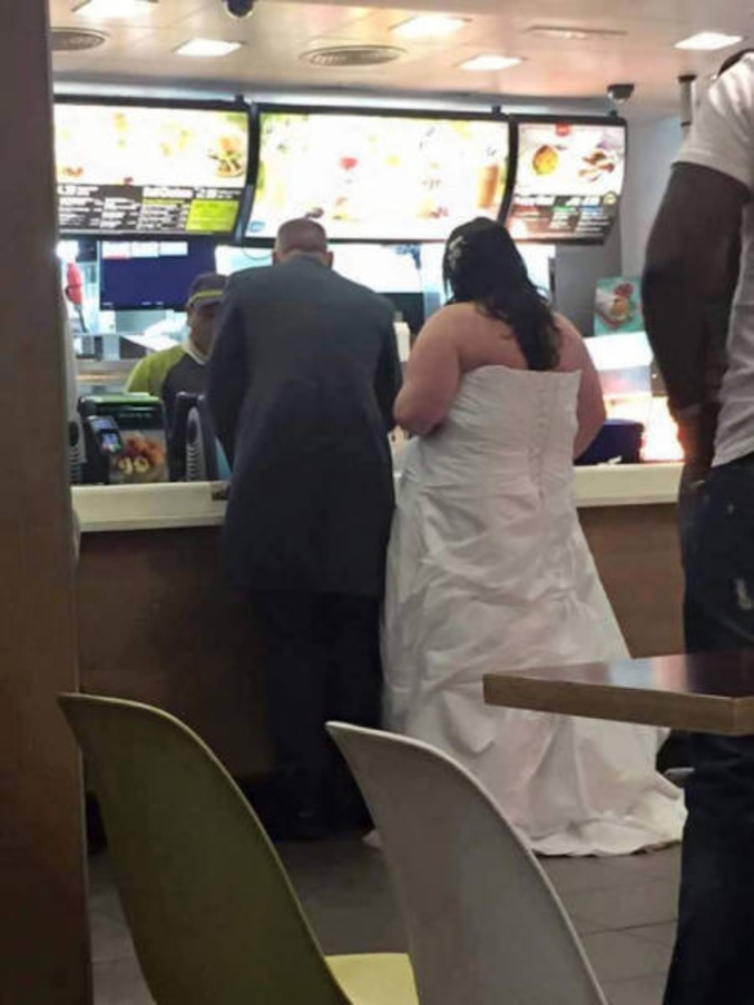 Une mariée chez McDonald's.