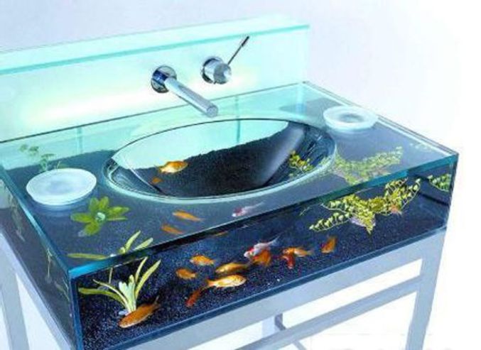 Un lavabo customisé en aquarium.