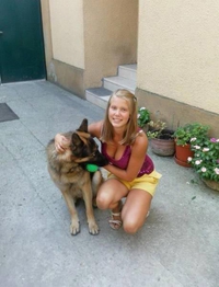 Un chien et sa maîtresse