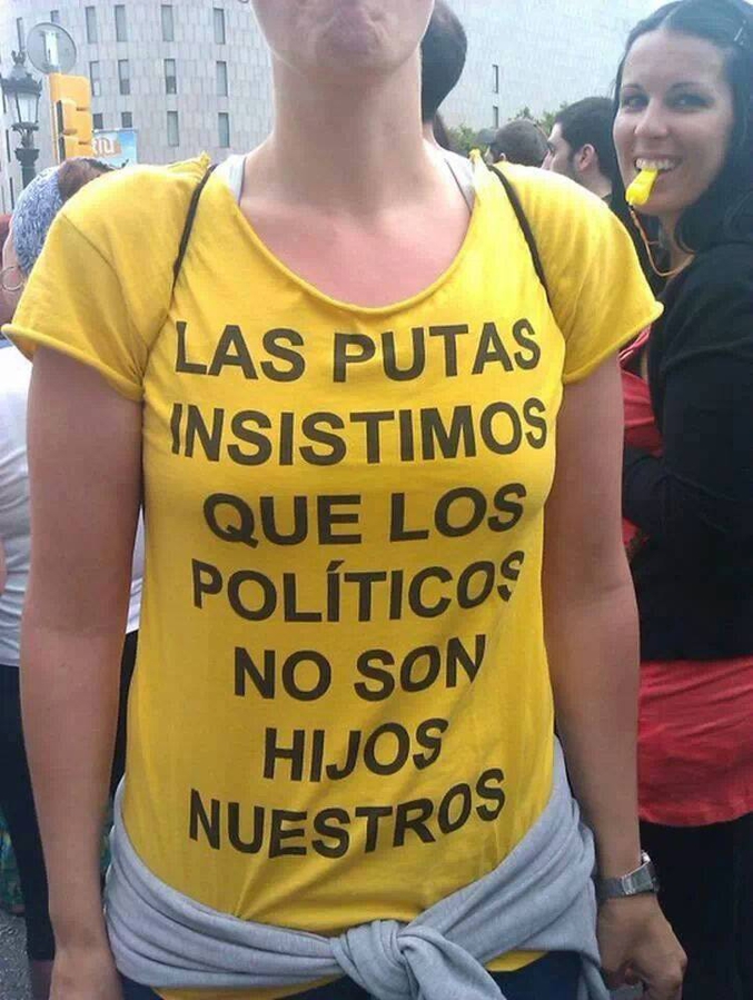 traduction : "Nous les putes insistons, les politiques ne sont pas nos enfants"