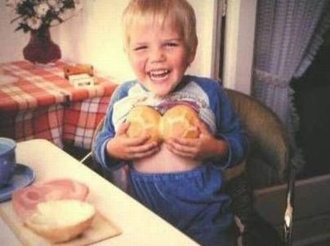 Un petit garçon et deux petits pains