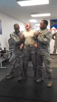 Militaire américaine tasée