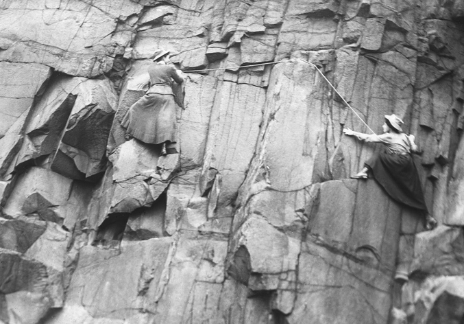 Deux membres du Ladies Scottish Climbing Club, à l'assaut du Salisbury Crags (falaise de 50 mètres).