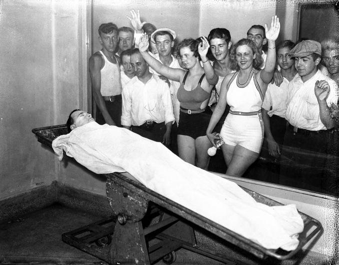 Pour bien prouver que l'ennemi public n°1, John Dillinger, a bien été abattu par eux, les policiers ont autorisé le public a venir voir son cadavre à la morgue. Dans un premier temps, il n'y avait même pas la vitrine visible sur la photo. Dépassés par ce succès morbide, les employés de la morgue ont mis en scène cette exposition.