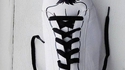 Lacer ses tennis façon bondage