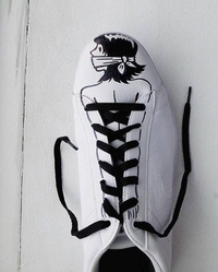 Lacer ses tennis façon bondage