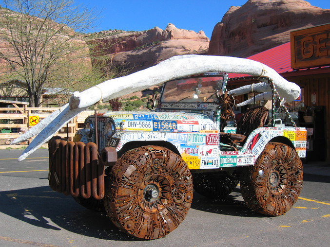 Cette jeep a été totalement recouverte de différents objets, ce qui lui donne un certain style.