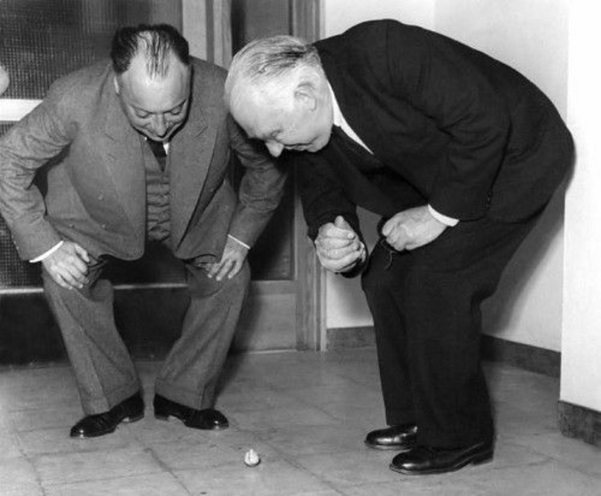 De là, sortie le paquet quantique.

Wolfgang Pauli à gauche et Niels Bohr à droite. Mais c'est relatif.