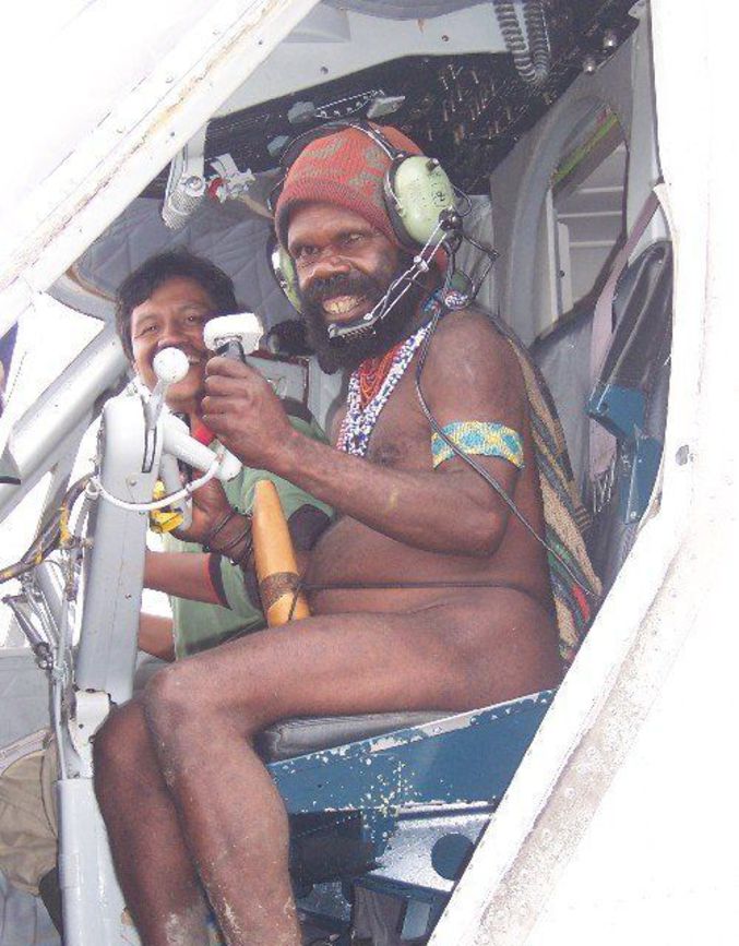 Un indigène dans un hélicoptère