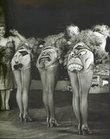 Cabaret anglais pendant WW2. Portraits d'Hitler, Mussolini et Hiro-Hito