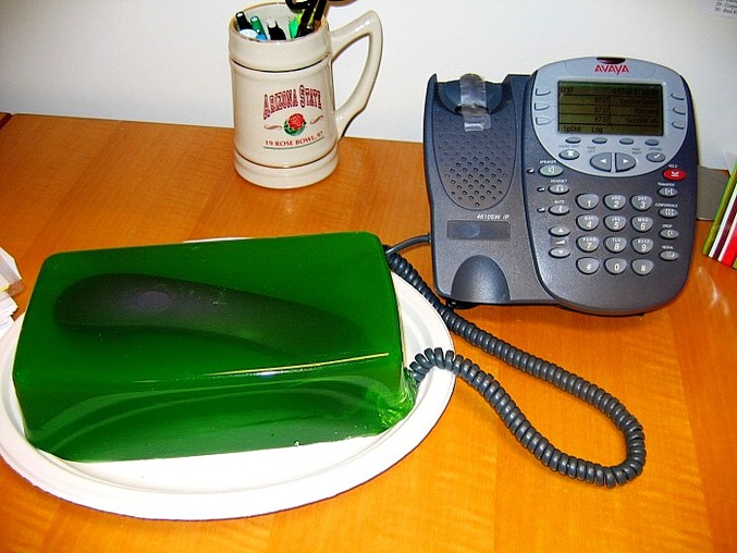 Le gag classique au bureau, mettre un objet d'un collègue dans de la gelée.