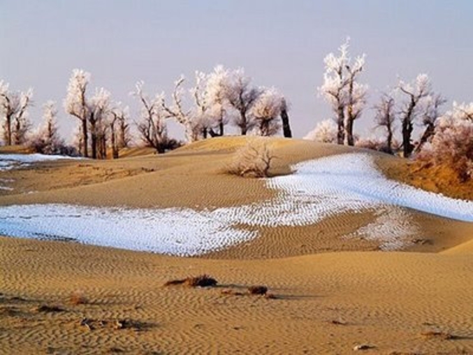 Un désert de sable enneigé