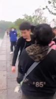 Ce jeune homme viens de sauver un vieil homme du lac de l’Ouest à Hangzhou en Chine.