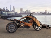Moto électrique de chez Newron Motors, habillage bois