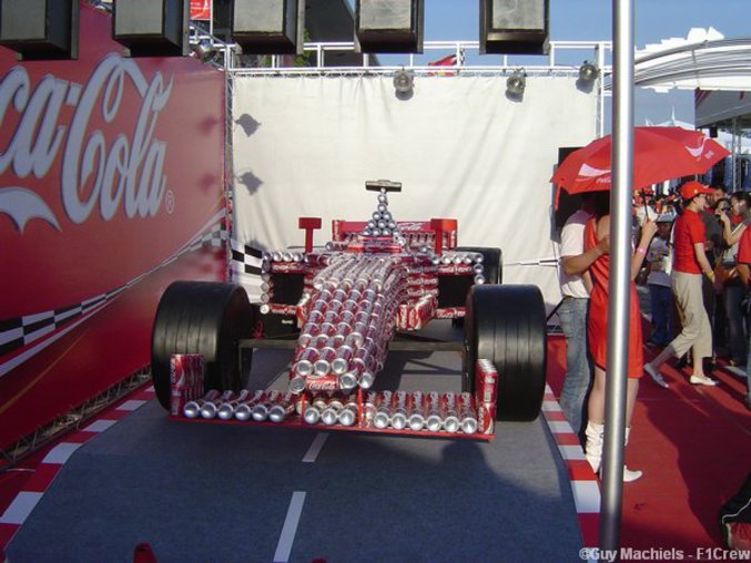 Une F1 réalisée en canettes de Coca-cola.