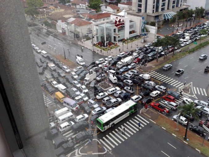 Un bus qui a vraisemblablement provoqué cet embouteillage.