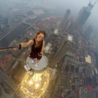 Une spécialité d'Angela Nikolau : des selfies invraisemblables