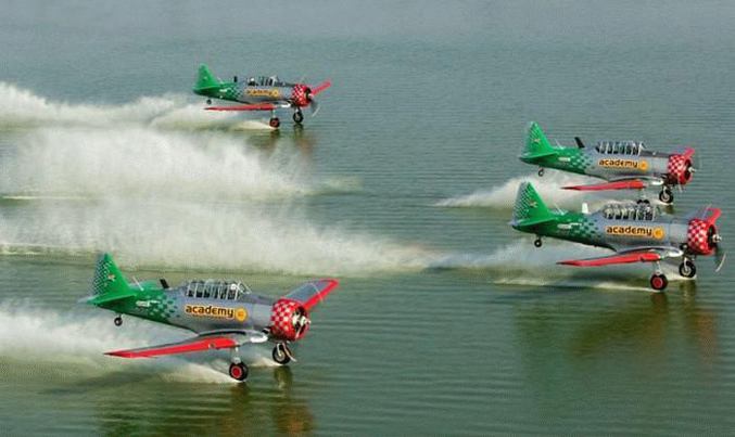 Des avions qui donnent l'illusion de rouler sur l'eau.