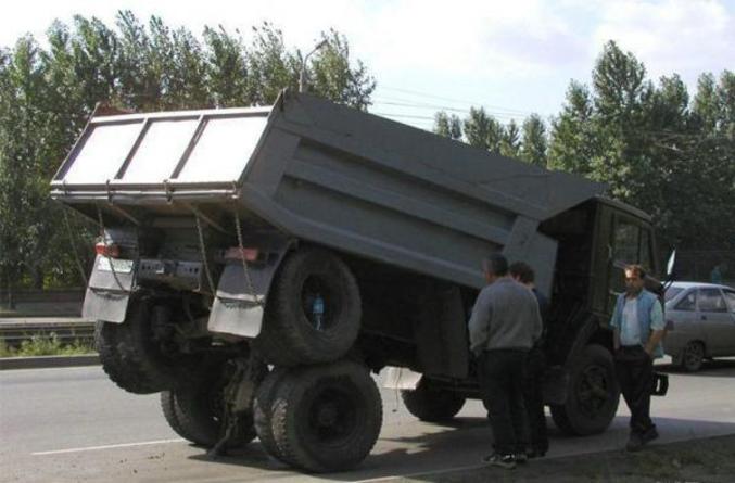 Un camion qui rencontre un petit problème avec ses roues.