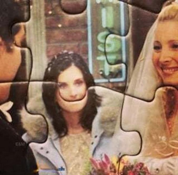 Déveine pour une invitée (remarquons qu'elle prend ça avec le sourire).