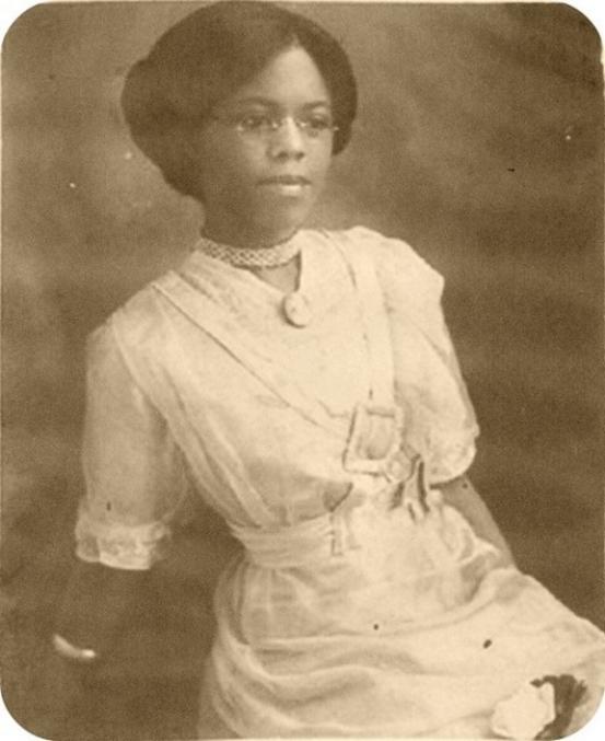 Elle a été la première diplômée afro-américaine de l'Université d'État du Nouveau Mexique. Beaucoup de ses professeurs ne voulaient pas qu'elle puisse entrer dans la salle de classe, elle devait prendre des notes depuis le couloir ; elle n'avait pas non plus le droit d'être présente le jour de la remise des diplômes. Elle a épousé Jasper Williams en 1917 ; leurs trois fils sont devenus médecins. Elle est devenue une excellente enseignante des élèves noirs le jour, et la nuit elle a enseigné à leurs parents, anciens esclaves, l'économie domestique. En 1961, l'Université d'État du Nouveau-Mexique baptisa une rue à son nom sur son campus ; en 2005, le bâtiment du département d'anglais est rebaptisé Clara Belle Williams En 1980, Williams a reçu un doctorat honorifique en droit par NMSU, qui s'est également excusé pour le traitement qu'elle a subi en tant qu'étudiante. Elle est morte à 108 ans.