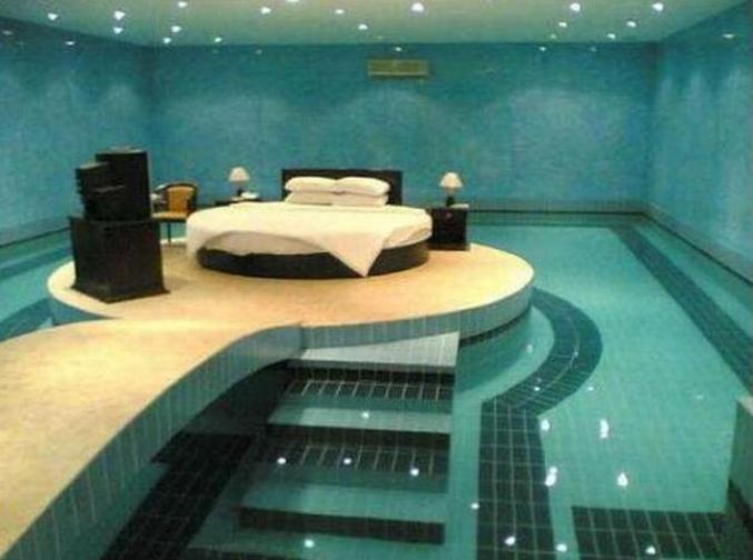 Une chambre à coucher dans une piscine.