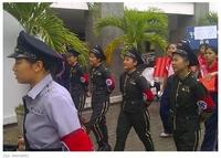 Les élèves d'une école thaïlandaise défilent