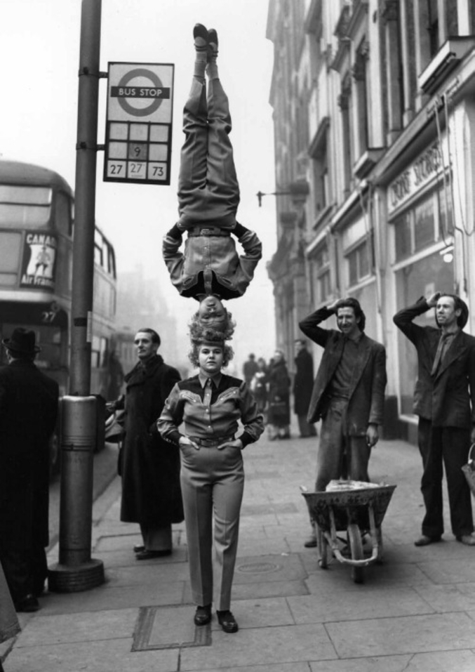 Mesdames, il n'est jamais trottoir pour bien faire.
Parade du Bertram Mills Circus, Londres 1953