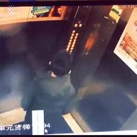 Faire pipi sur les boutons de l'ascenseur