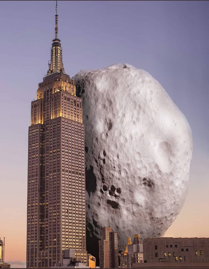 
Faut-il avoir peur de ce gros caillou circulant à plus de 20 000 km/h et devant s'approcher dangereusement de la Terre ce samedi 6 juin ? Selon la Nasa qui suit de près le rocher  mesurant entre 250 et 570 mètres de diamètre, les derniers calculs estiment qu'il devrait passer à 5 millions de kilomètres de la Terre, soit 13 fois la distance Lune - Terre. Un saut de puce à l'échelle de l'univers. Et comme le soulignent quelques scientifiques, mieux vaut espérer que l'astéroïde baptisé 2002 NN4 ne change pas de trajectoire. Et continue sa course stellaire sans croiser notre planète sur sa route. 


https://www.lindependant.fr/amp/2020/06/05/un-asteroide-va-encore-froler-la-terre-ce-samedi,8919032.php