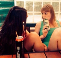 Deux filles, une table