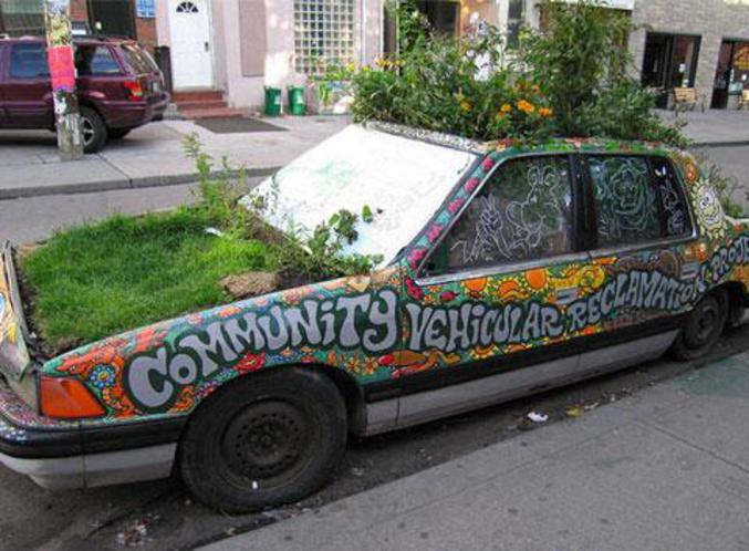 Une voiture transformée en pot de fleur