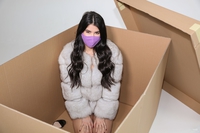 Toutes les chattes, sans exception, adorent se cacher dans les cartons d'emballage.