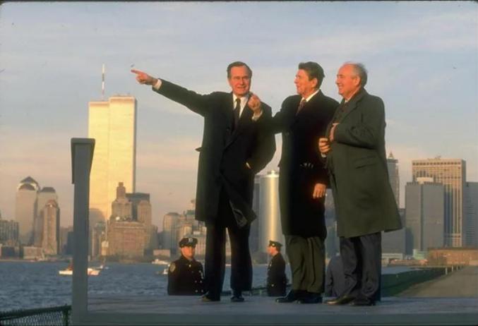 Reagan, Bush père, Gorbatchev, les tours du World Trade Center. Mondo cane !