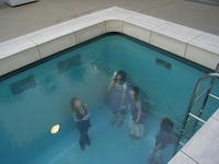 Japonaiserie: On se retrouve sous l'eau d'une piscine, et ça donne l'occasion de faire des photos plus ou moins insolites...
