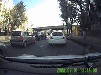 Un conducteur de voiture énervé renverse un motard