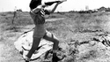 1948, une femme-officier de la Haganah tire à la Sten pour la 1ère guerre avec les arabes