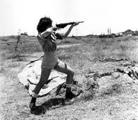 1948, une femme-officier de la Haganah tire à la Sten pour la 1ère guerre avec les arabes