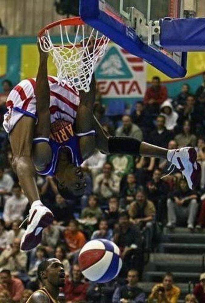 Un joli dunk d'un basketteur des Harlem Globetrotters.