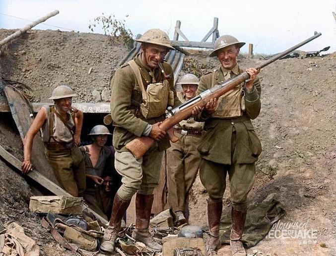 Soldats néo-zélandais qui posent avec un Tankgewehr M1918 de capture pris aux allemands. En fait, le 1er fusil antichar au monde... J'vous parle pas du recul !