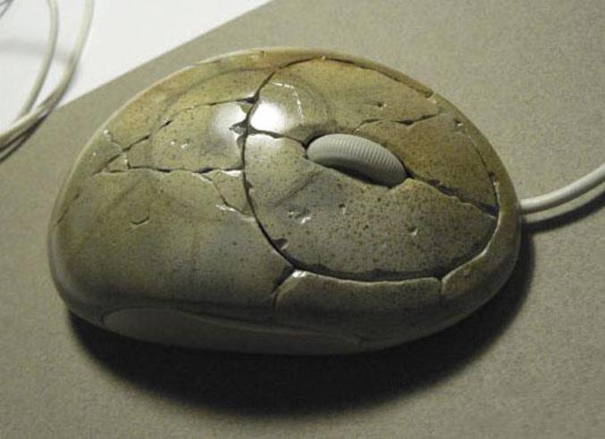 Une souris qui a l'apparence d'une pierre.