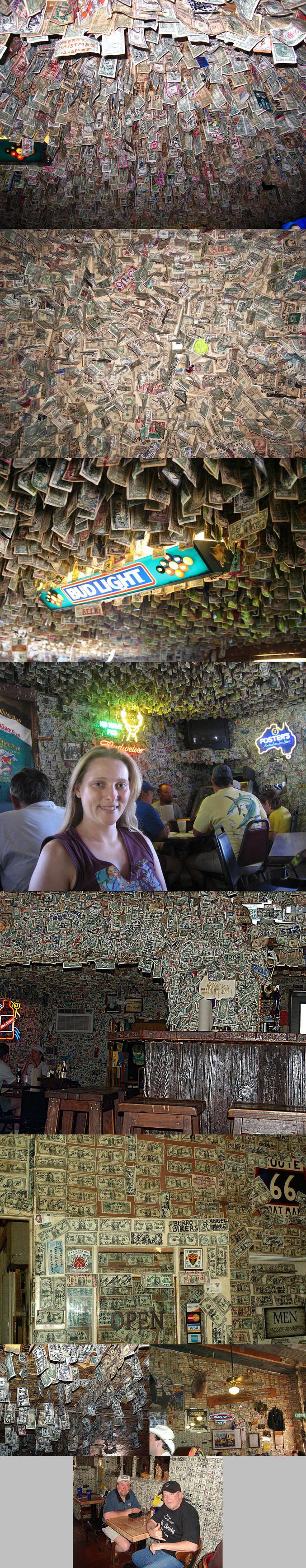 Un bar qui a les murs et le plafond recouverts de billets.