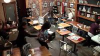 Caméra cachée: une fille aux pouvoirs télékinésiques dans un bar