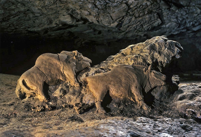 Sculptures d'argile réalisées aux environs de - 11 500 avant JC, découvertes début XXe.
https://fr.wikipedia.org/wiki/Grotte_du_Tuc_d%27Audoubert