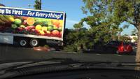 La marche arrière destructrice d'un camion