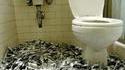 Des cuillères aux toilettes