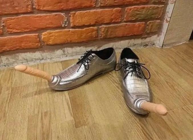 Soit si on danse, soit pour donner un coup de pied au derche intentionnellement.