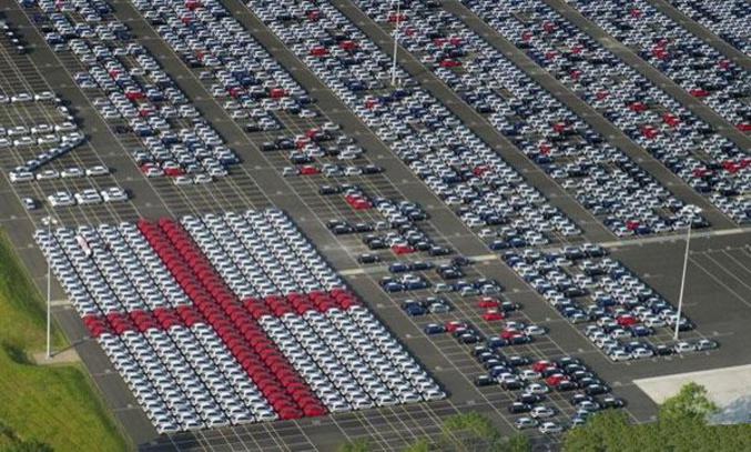 Un drapeau anglais réalisé avec des voitures