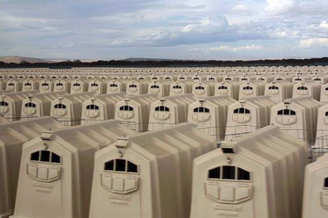 Mini prisons pour veaux avant de les envoyer à l'abattoir pour éviter que ceux ci boivent le lait de leur mère car il est destiné à la consommation humaine