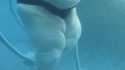 Pendant ce temps, à la piscine